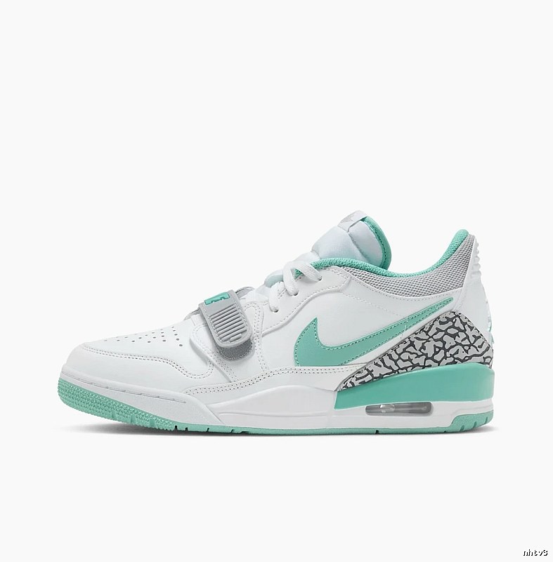 Jordan retro style white and green sports shoes