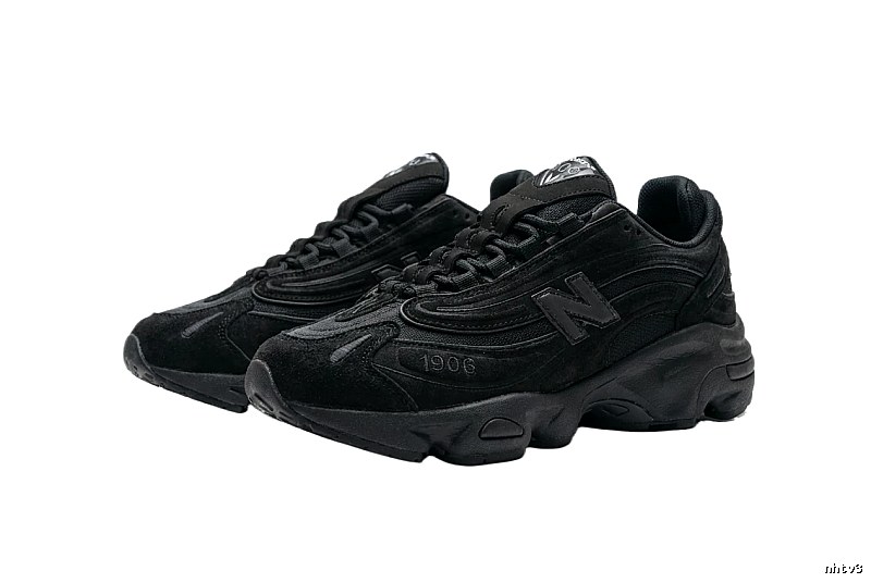 Retro-style black shoes of New Balance